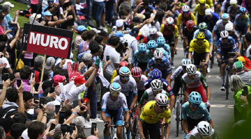 Giro d'Italia 2025, Muro di Ca' del Poggio, folla, colore, Wout Van Aert