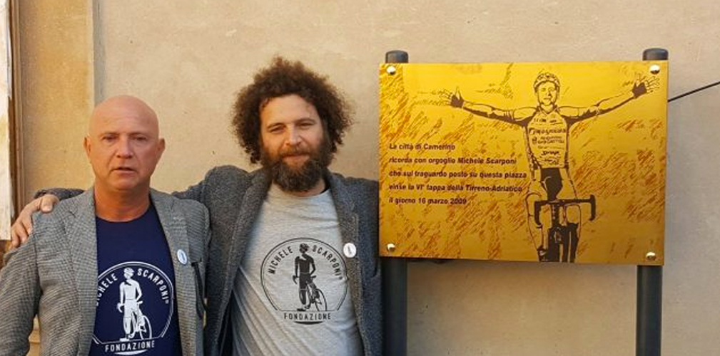 Dieci anni dopo la vittoria di Michele, la città di Camerino glii dedicò una targa a Piazza Cavour, qui il fratello Marco Scarponi