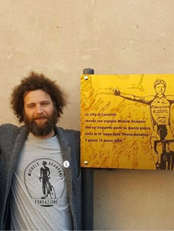 Dieci anni dopo la vittoria di Michele, la città di Camerino gli dedicò una targa a Piazza Cavour, qui il fratello Marco Scarponi