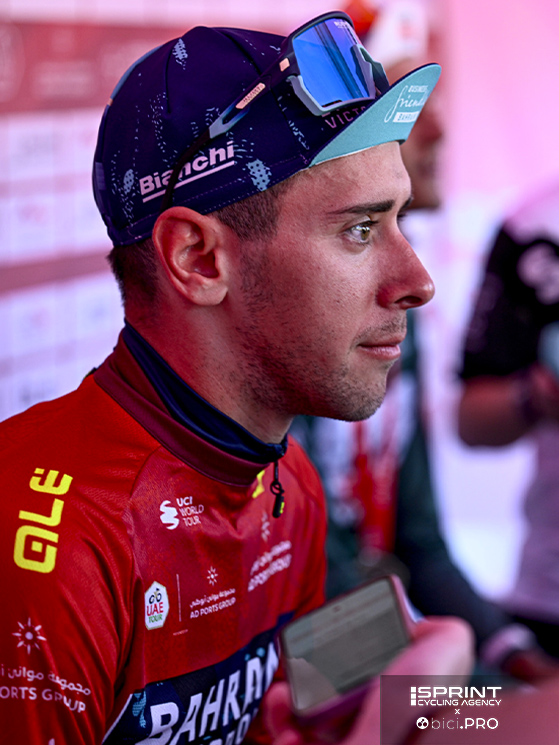 Tappa e maglia: con la vittoria di Jebel Mobrah, Tiberi guida il UAE Tour con 21" su Del Toro e 1' su Tejada