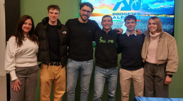 Giorgio Brambilla e Michele Rabaglia (al centro) assieme allo staff che curerà il Progetto Alfabici rivolto a 16 allievi