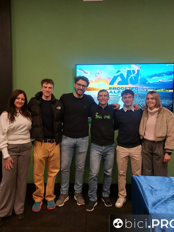 Giorgio Brambilla e Michele Rabaglia (al centro) assieme allo staff che curerà il Progetto Alfabici rivolto a 16 allievi