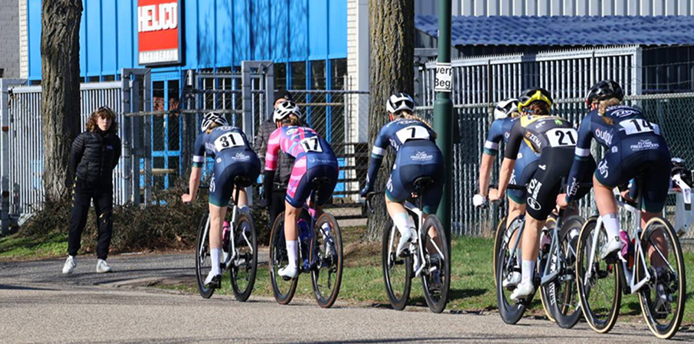 Durante la gara olandese a bordo strada c'era la diesse Krizia Corradetti a dare indicazioni (foto Björn van der Schoot)