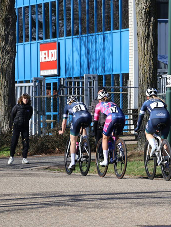 Durante la gara olandese a bordo strada c'era la diesse Krizia Corradetti a dare indicazioni (foto Björn van der Schoot)