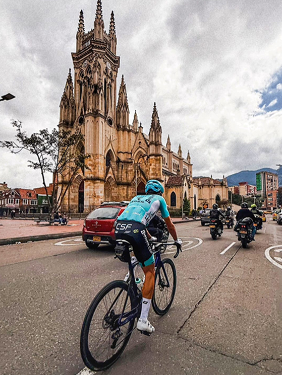 Covili ha alloggiato in un appartamento vicino a Bogotà. Oltre alla routine degli allenamenti, ha potuto visitare città e dintorni