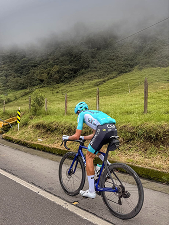 Covili in allenamento veniva seguito in moto da un assistente "noleggiato" di una società specializzata per dargli supporto con cibo e vestiario