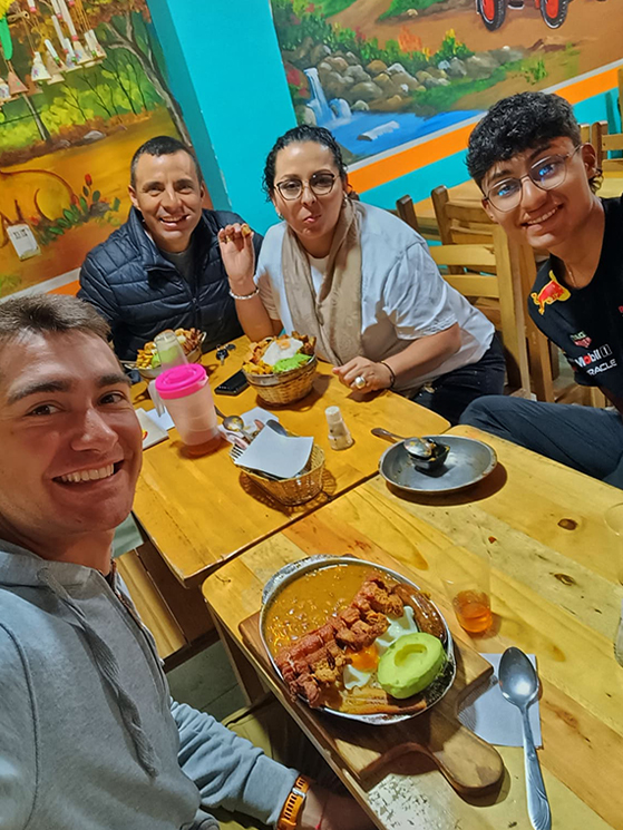 Luca ha potuto godere della disponibilità delle famiglie dei suoi compagni, assistendo con loro anche al campionato nazionale colombiano