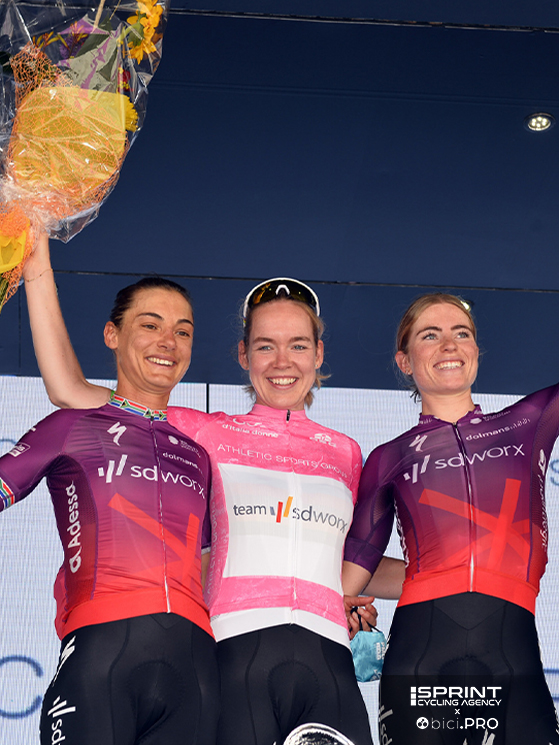 Nel 2021 l'unica partecipazione di Vollering al Giro femminile: chiuse terza dietro le compagne Van der Breggen e Moolman