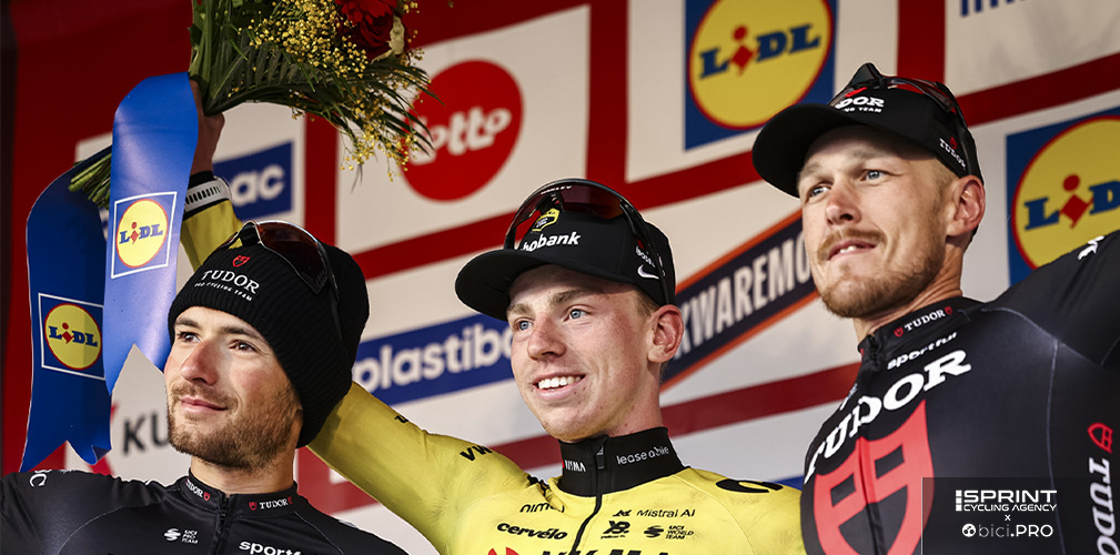 Il podio finale di Kuurne con Mozzato e Trentin, compagni di squadra intorno al sorprendente Brennan