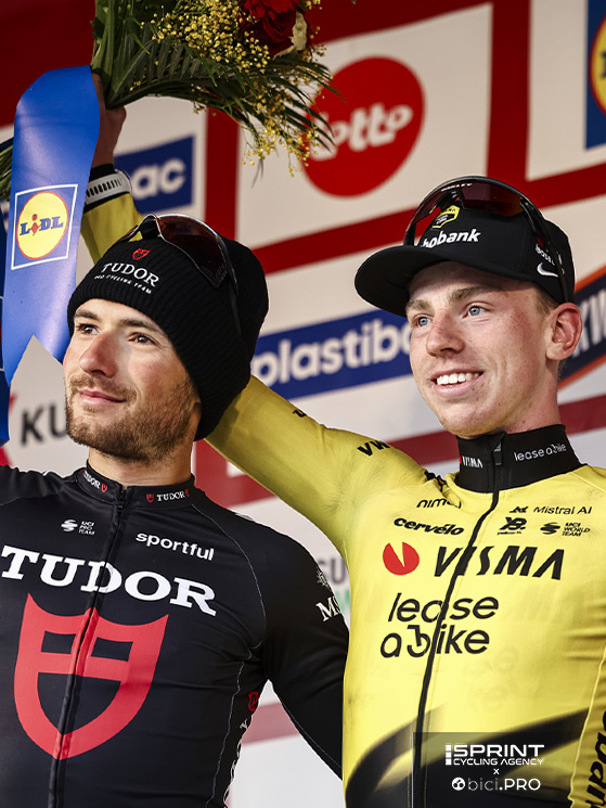 Il podio finale di Kuurne con Mozzato e Trentin, compagni di squadra intorno al sorprendente Brennan