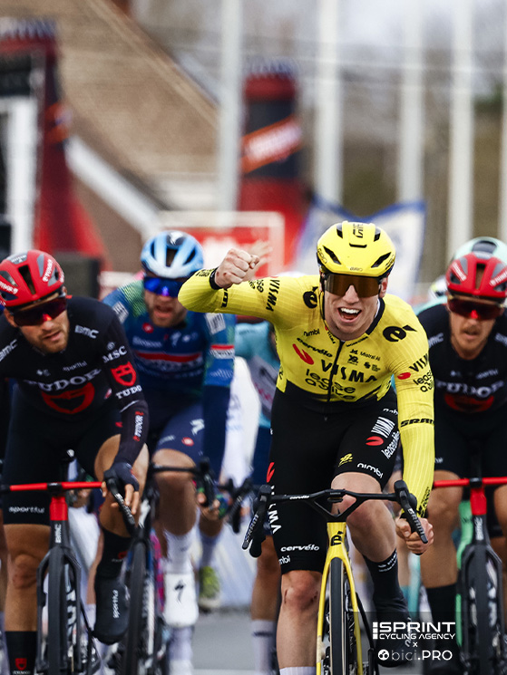 La volata vincente del britannico della Visma. Mozzato e Trentin hanno seguito traiettorie diverse