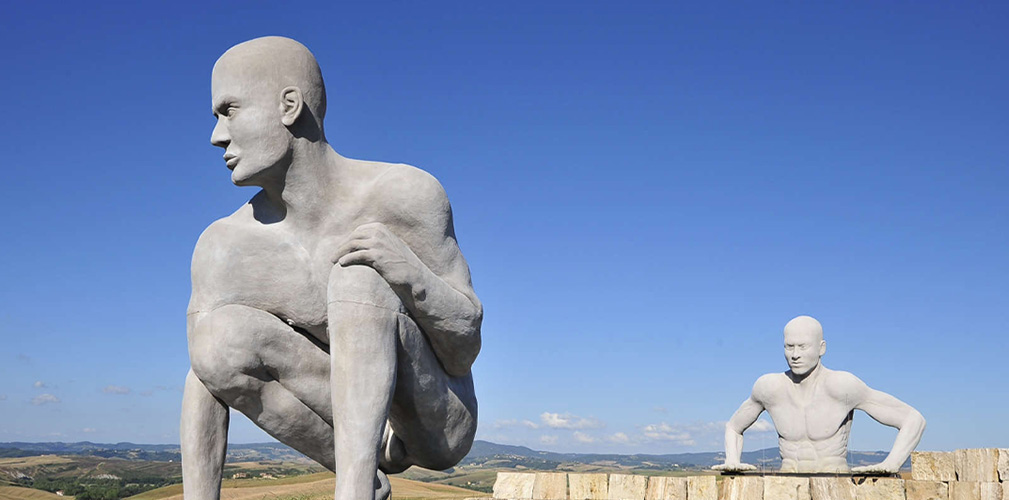 Una delle gigantesche installazioni artistiche che contraddistinguono l'impianto di smaltimento rifiuti