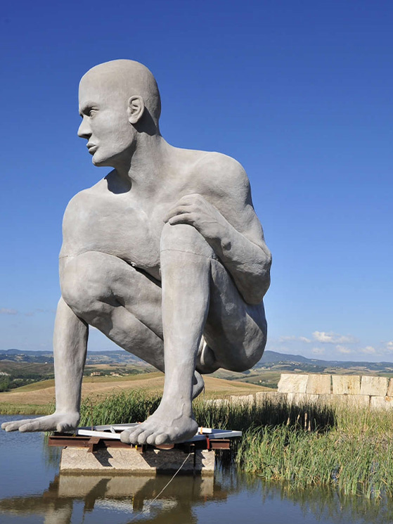 Una delle gigantesche installazioni artistiche che contraddistinguono l'impianto di smaltimento rifiuti