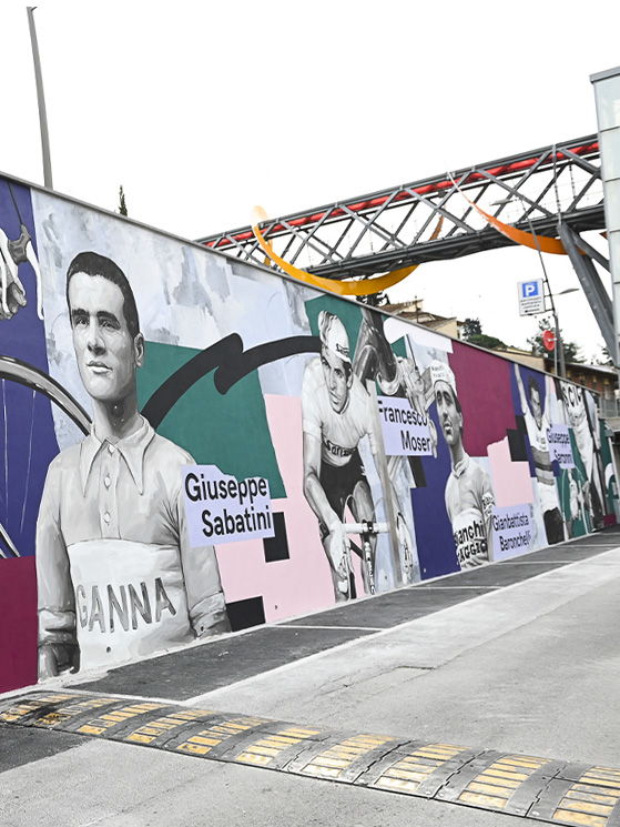 Il fantastico murales di Peccioli che racconta la storia dei primi 70 anni della Coppa Sabatini