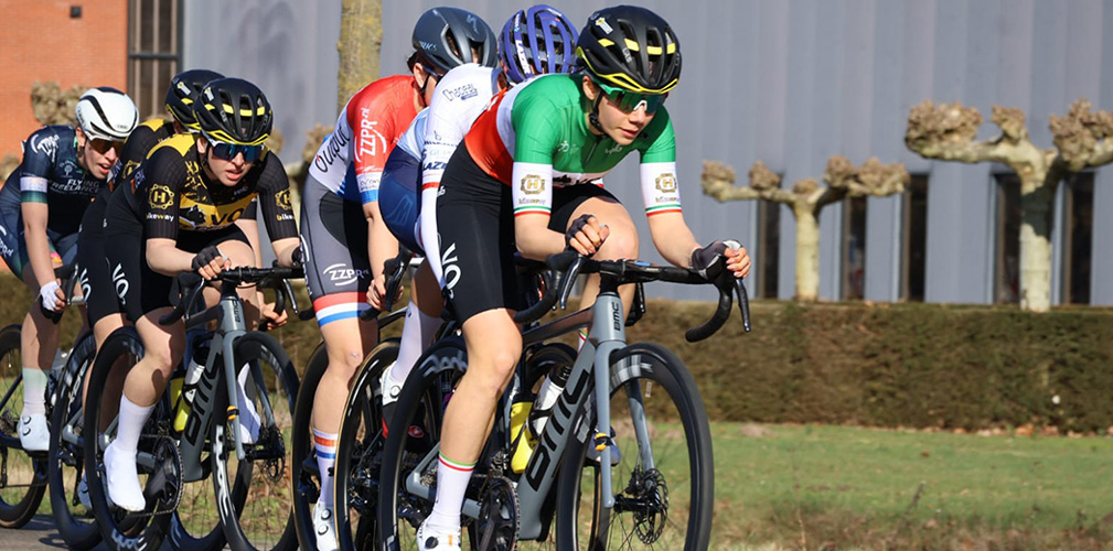 Rossignoli e compagne hanno dovuto subito confrontarsi con i ventagli, quasi assenti nelle gare italiane (foto Björn van der Schoot)