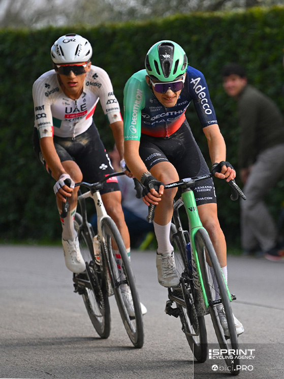 Il lionese con Del Toro, che ha cercato di stopparlo fino a cedere nel finale della Strade Bianche