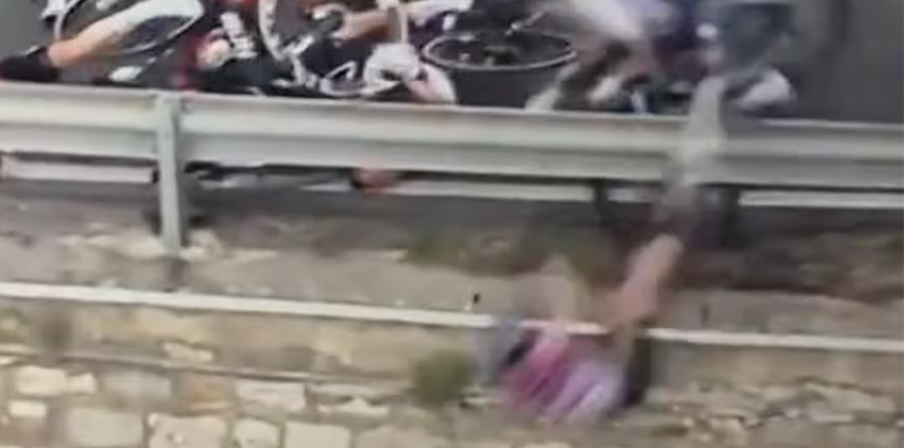 Il fotogramma del terribile volo della Silvestri nella maxicaduta che ha coinvolto tante cicliste