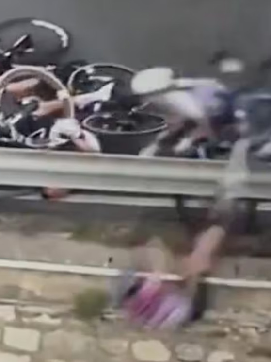 Il fotogramma del terribile volo della Silvestri nella maxicaduta che ha coinvolto tante cicliste