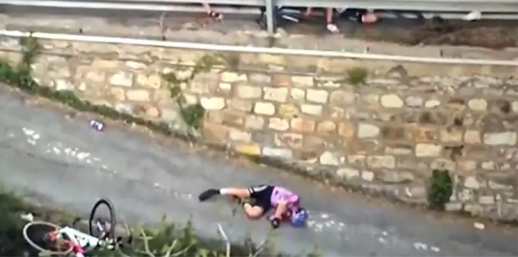 Debora è esanime a terra. Sono attimi spaventosi, ma i soccorsi saranno tempestivi ed efficaci