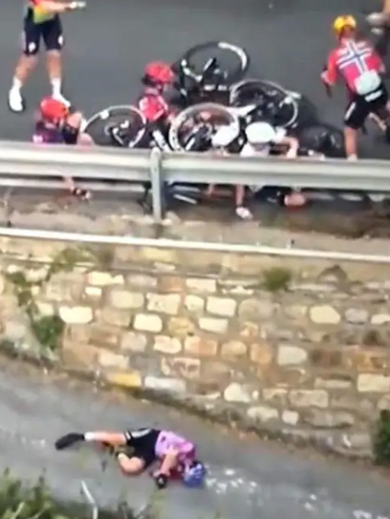 Debora è esanime a terra. Sono attimi spaventosi, ma i soccorsi saranno tempestivi ed efficaci