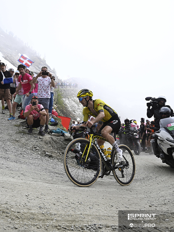 Simon Yates sul Colle delle Finestre