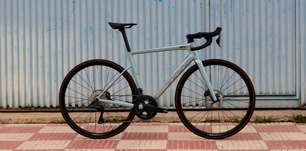 BMC amplia la famiglia della sua bici più rappresentativa, la Teammachine SLR