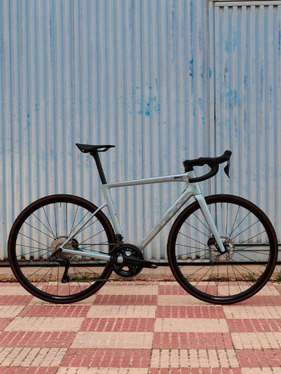 BMC amplia la famiglia della sua bici più rappresentativa, la Teammachine SLR