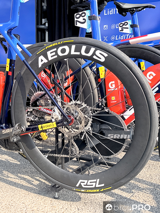 Tifo da stadio, monocorona e molto altro alla Milano-Sanremo 2026