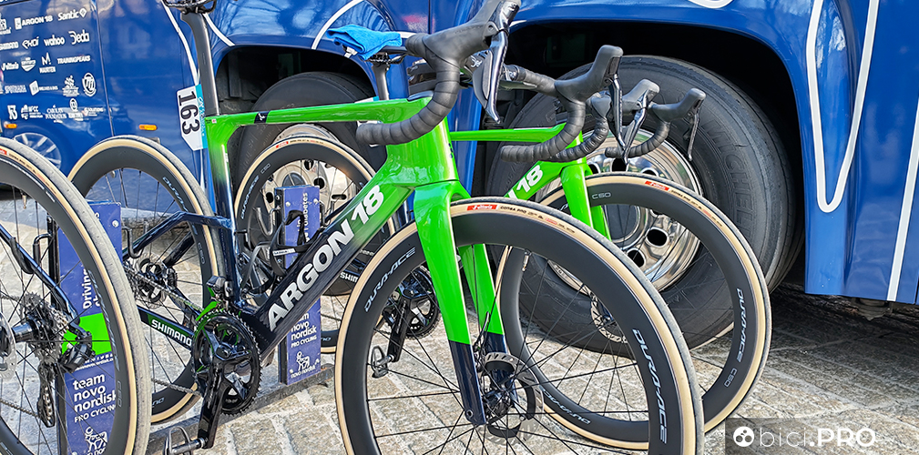 Tifo da stadio, monocorona e molto altro alla Milano-Sanremo 2026