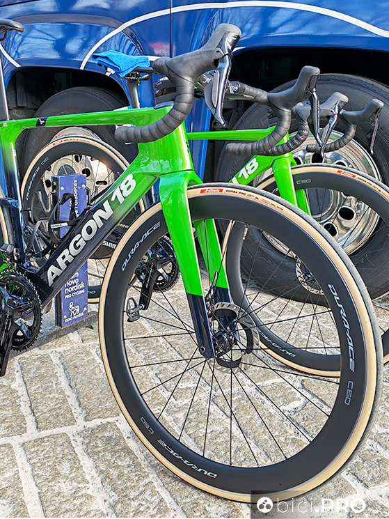 Tifo da stadio, monocorona e molto altro alla Milano-Sanremo 2026