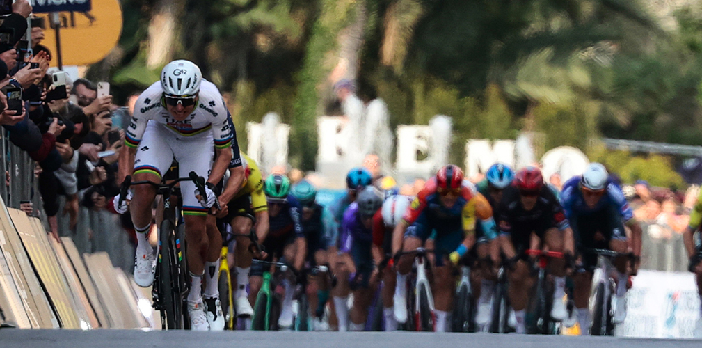 Pogacar lancia la volata dal lato delle transenne: per Pidcock porta chiusa, dovrà andare verso centro strada