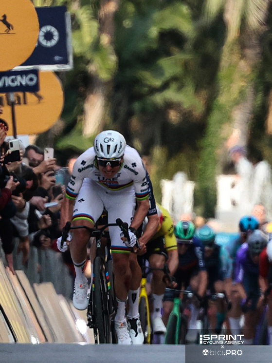 Pogacar lancia la volata dal lato delle transenne e Pidcock esita. Sarebbe cambiato qualcosa se si fosse lanciato subito a centro strada?