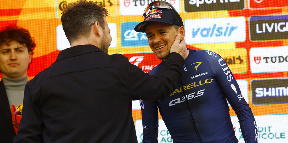 Pidcock riceve i complimenti del suo idolo Cavendish, ma intanto mastica amaro