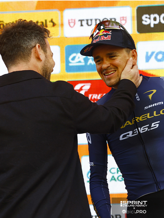 Pidcock riceve i complimenti del suo idolo Cavendish, ma intanto mastica amaro