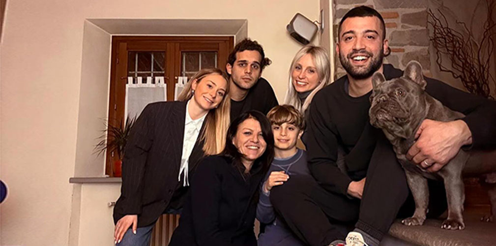 Questa foto a 16 anni dalla scomaprsa di Franco ritrae la famiglia Ballerini: i due fratelli con le loro compagne, il figlio di Gianmarco e nonna Sabrina