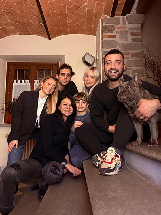 Questa foto a 16 anni dalla scomparsa di Franco ritrae la famiglia Ballerini: i due fratelli con le loro compagne, il figlio di Gianmarco e nonna Sabrina