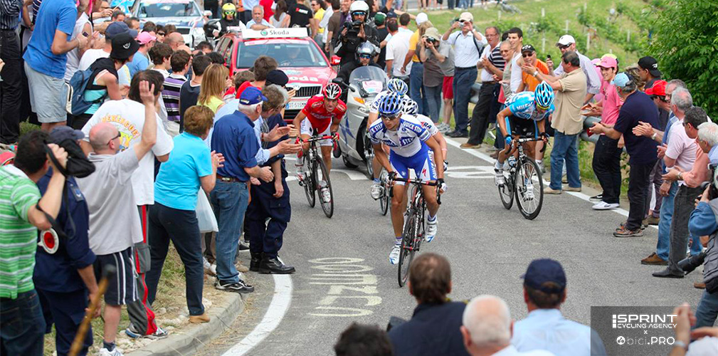 I primi corridori professionisti a passare sul Muro di Ca' del Poggio furono quelli della fuga. Fra loro, Facci e Palumbo