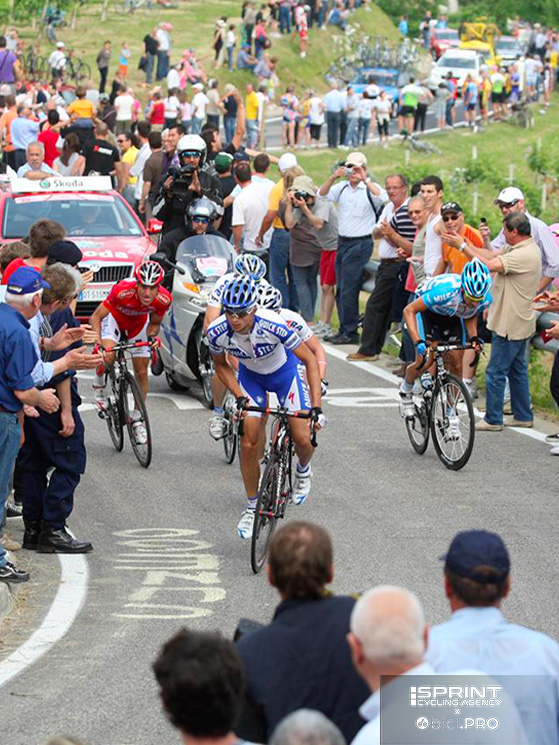I primi corridori professionisti a passare sul Muro di Ca' del Poggio furono quelli della fuga. Fra loro, Facci e Palumbo