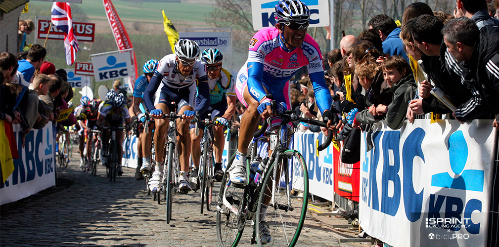 Il Giro delle Fiandre e MAuro Da Dalto inq uel 2009. Ancora oggi il veneto porta gruppi di turisti a veere la corsa fiamminga