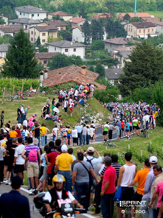Il gruppo ha iniziato il Muro di Ca' del Poggio: è il Giro d'Italia 2009, il battesimo del Muro