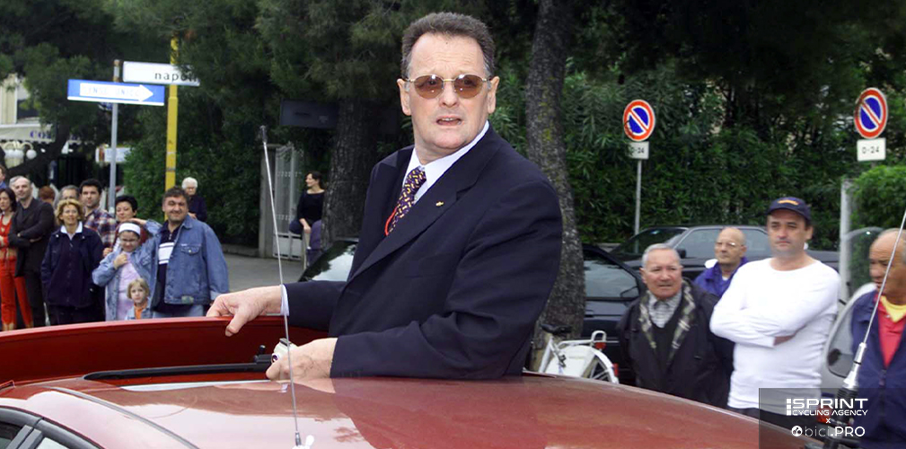 Giro 2001, il direttore del Giro in giacca e cravatta. Castellano ha rivestito il ruolo dal 1993 al 2005