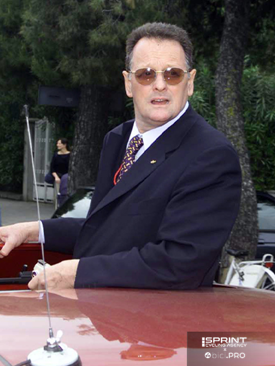 Giro 2001, il direttore del Giro in giacca e cravatta. Castellano ha rivestito il ruolo dal 1993 al 2005