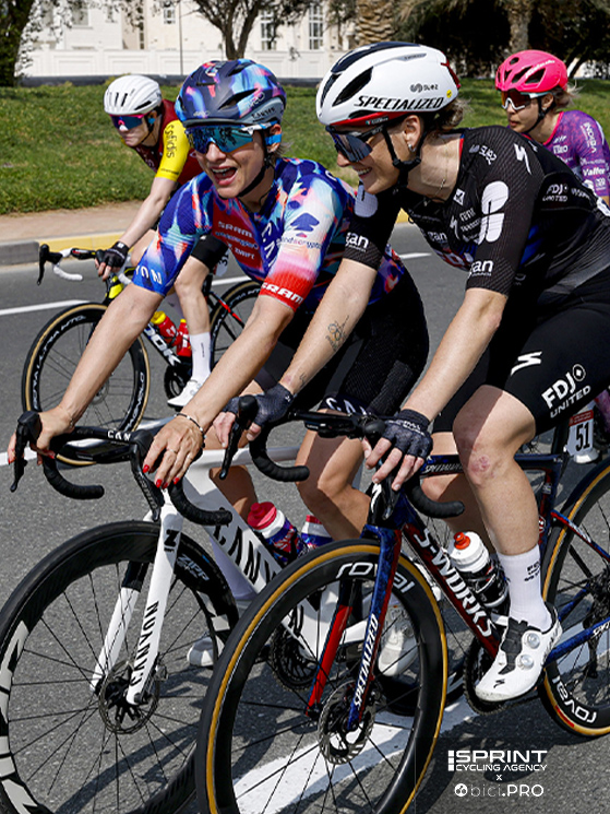 UAE Tour 2026, una foto di Consonni con Vittoria Guazzini non poteva mancare