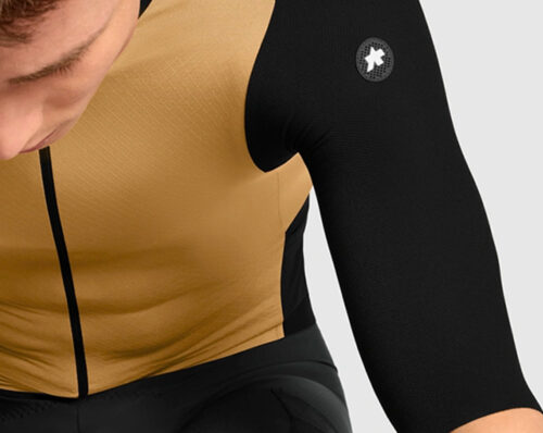 La maglia per il gravel ad alta intensità si chiama Assos Tactica T5
