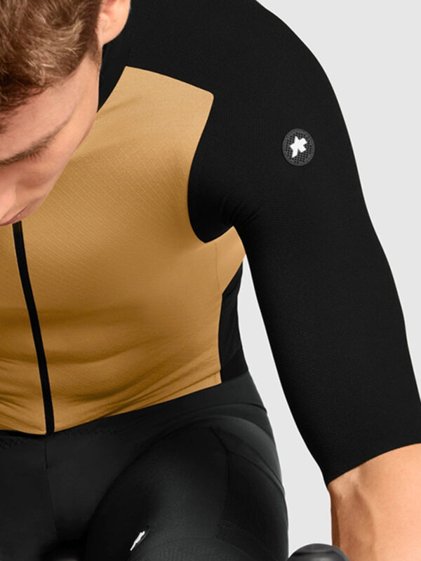 La maglia per il gravel ad alta intensità si chiama Assos Tactica T5