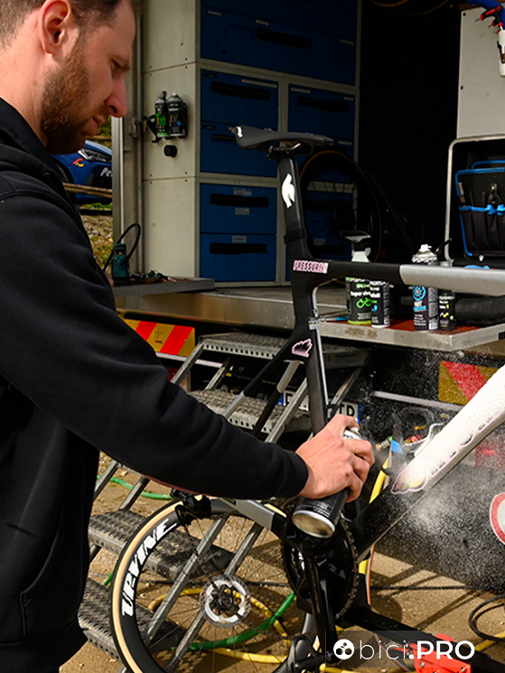 Uno spray al silicone e un prodotto tipo polish permettono di prendersi cura anche del telaio