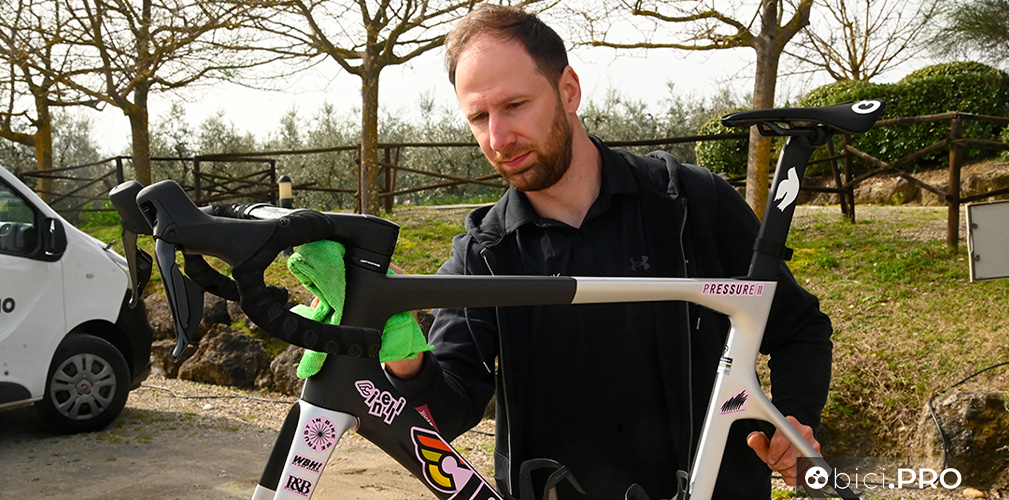 Quando tutte le operazioni sono finite, con un panno si lucida la bici che è pronta per tornare in strada