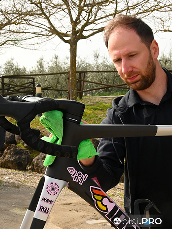 Quando tutte le operazioni sono finite, con un panno si lucida la bici che è pronta per tornare in strada