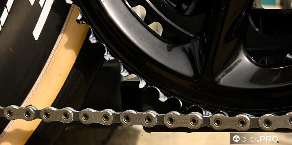 L'olio Sprayke con la cera: il bianco sulla guarnitura e sulla catena lo conferma