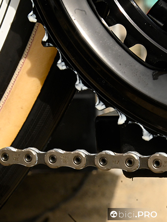 L'olio Sprayke con la cera: il bianco sulla guarnitura e sulla catena lo conferma